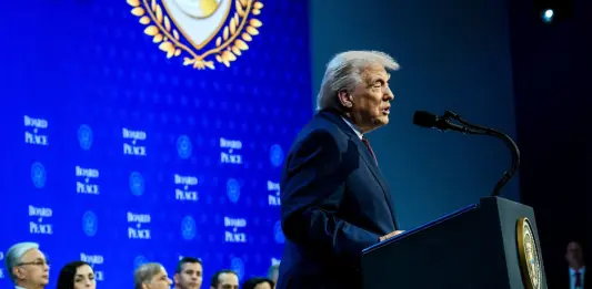 Trump inaugura il Board of Peace “Non c’è mai stato nulla di simile, dagli Usa 10 miliardi”. Sull’Iran: “Accordo o possono succedere cose brutte”