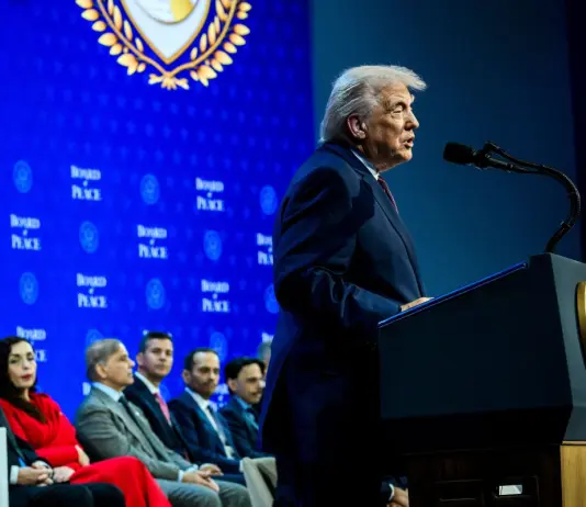 Trump inaugura il Board of Peace “Non c’è mai stato nulla di simile, dagli Usa 10 miliardi”. Sull’Iran: “Senza progressi, possono succedere cose brutte”