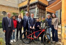 Uci e Athletica Vaticana donano una bici a un ragazzo peruviano del Dispensario “Santa Marta”