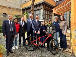 Uci e Athletica Vaticana donano una bici a un ragazzo peruviano del Dispensario “Santa Marta”