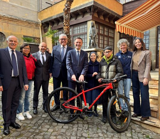 Uci e Athletica Vaticana donano una bici a un ragazzo peruviano del Dispensario “Santa Marta”