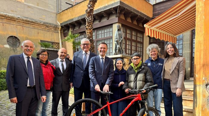 Uci e Athletica Vaticana donano una bici a un ragazzo peruviano del Dispensario “Santa Marta”