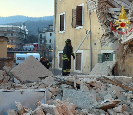 Esplosione e crollo di una palazzina nel Veronese, un morto e tre feriti