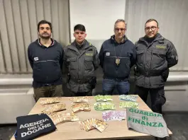 Valico di Brogeda, donna fermata con oltre 150 mila euro non dichiarati