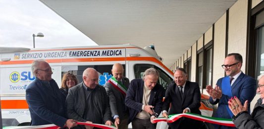 Gerosa consegna all’ospedale di Castelfranco Veneto una nuova ambulanza Suem donata da associazioni