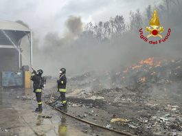 Incendio nell’impianto di trattamento di rifiuti plastici a Campofelice di Roccella, rogo non ancora domato / Video