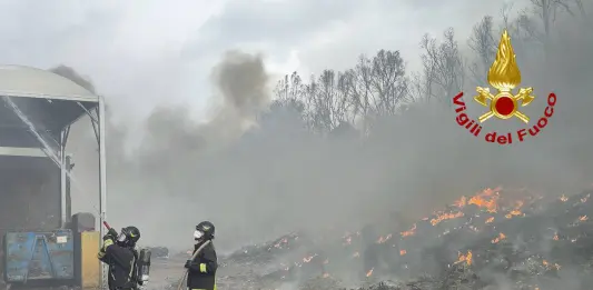 Incendio nell’impianto di trattamento di rifiuti plastici a Campofelice di Roccella, rogo non ancora domato / Video