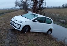 Milano, si perde in auto e finisce in bilico su un canale: salvato un uomo di 80 anni