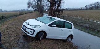 Milano, si perde in auto e finisce in bilico su un canale: salvato un uomo di 80 anni