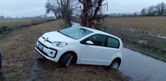 Milano, si perde in auto e finisce in bilico su un canale: salvato un uomo di 80 anni