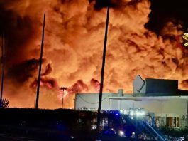 A Campofelice di Roccella vasto incendio ad un impianto di trattamento di rifiuti di plastica / Video