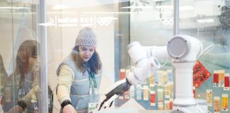 Milano-Cortina 2026: la tecnologia cinese dà una svolta allo scambio di spille nel Villaggio olimpico