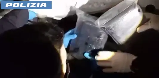 Aveva 4 chili di cocaina nascosti in macchina, arrestato un 35enne a Catania / Video
