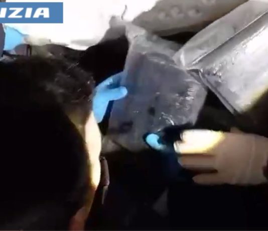 Aveva 4 chili di cocaina nascosti in macchina, arrestato un 35enne a Catania / Video