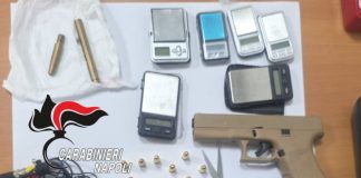 Droga e armi fantasma in casa del pusher, a Caivano arrestato un 35enne
