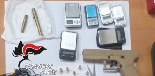 Droga e armi fantasma in casa del pusher, a Caivano arrestato un 35enne