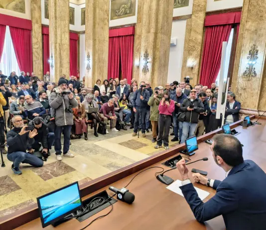 Messina, si dimette il sindaco Federico Basile: “La città non merita di vivere sotto scacco” / Video