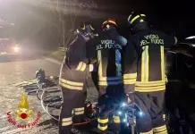 Scontro frontale tra un’auto e un mezzo pesante nel Milanese: morta una donna di 59 anni