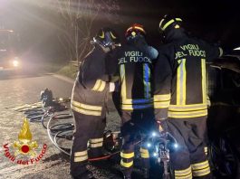 Scontro frontale tra un’auto e un mezzo pesante nel Milanese: morta una donna di 59 anni