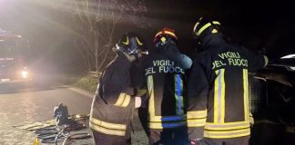 Scontro frontale tra un’auto e un mezzo pesante nel Milanese: morta una donna di 59 anni