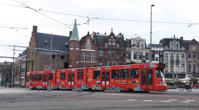Paesi Bassi: all’Aia un tram decorato per celebrare il Capodanno cinese (1)