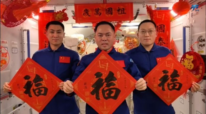 Cina: l’equipaggio della stazione spaziale accoglie l’Anno del Cavallo
