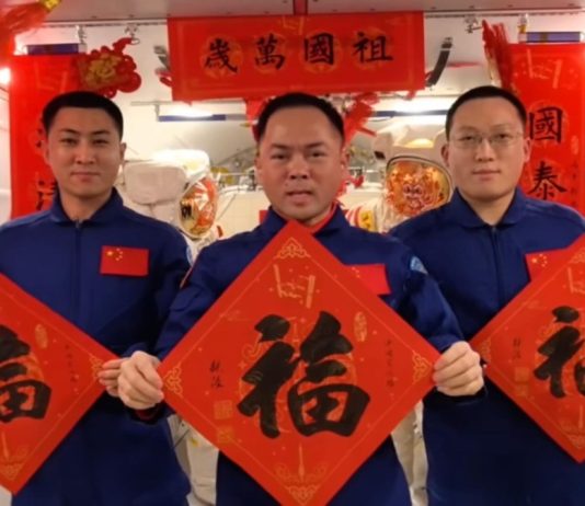 Cina: l’equipaggio dello Shenzhou-21 invia gli auguri per il Capodanno cinese