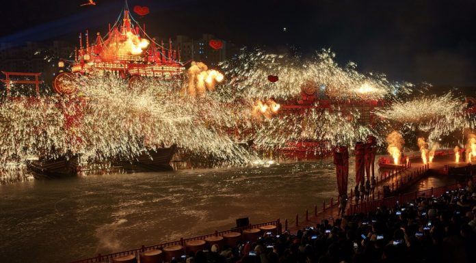 Cina: a Tangshan spettacolo di fuochi d’artificio di ferro fuso (1)