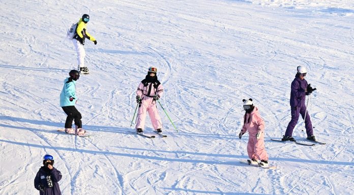 Cina: ad Altay sport invernali restano protagonisti dopo le vacanze (3)