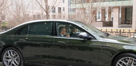 Cina: Pechino, cancelliere tedesco Merz testa veicolo con assistenza alla guida (1)