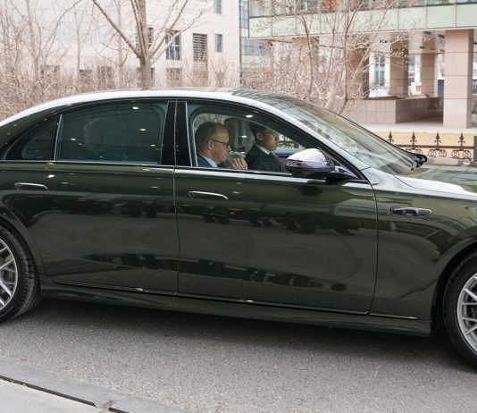 Cina: Pechino, cancelliere tedesco Merz testa veicolo con assistenza alla guida (1)