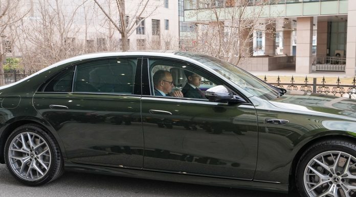 Cina: Pechino, cancelliere tedesco Merz testa veicolo con assistenza alla guida (1)