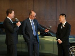 Cina: Pechino, cancelliere tedesco Merz testa veicolo con assistenza alla guida (2)