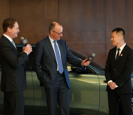 Cina: Pechino, cancelliere tedesco Merz testa veicolo con assistenza alla guida (2)