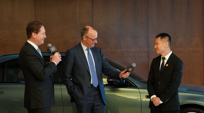 Cina: Pechino, cancelliere tedesco Merz testa veicolo con assistenza alla guida (2)