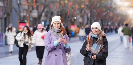 Cina: ingressi senza visto degli stranieri salgono del 49,5% nel 2025