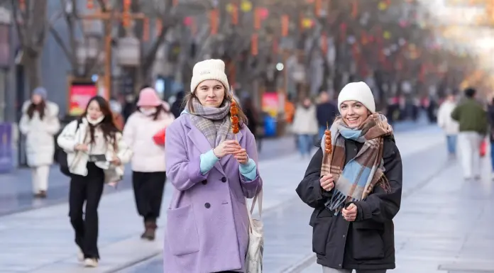 Cina: ingressi senza visto degli stranieri salgono del 49,5% nel 2025