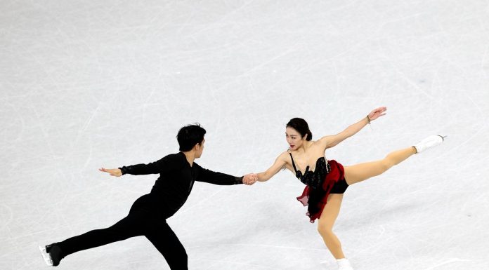 Milano-Cortina 2026: i cinesi Sui e Han in gara nel programma corto a coppie di pattinaggio artistico (3)