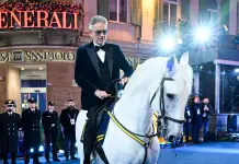 Sanremo, la serata si apre con un appello alla pace. Bocelli arriva a cavallo