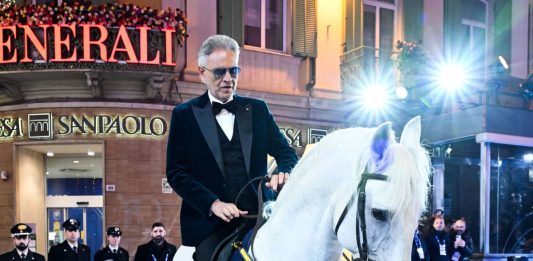 Sanremo, Conti “De Martino condurrà il festival 2027”. Bocelli arriva a cavallo