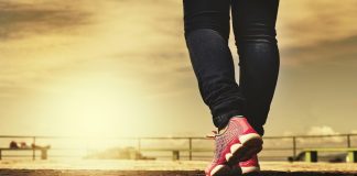 Perché camminare tutti i giorni è realmente benefico per la salute camminare al tramonto