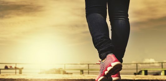 Perché camminare tutti i giorni è realmente benefico per la salute camminare al tramonto