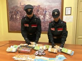 Tortona, arrestato pusher e sequestrati 1 kg di droga e 176 mila euro soldi carabinieri