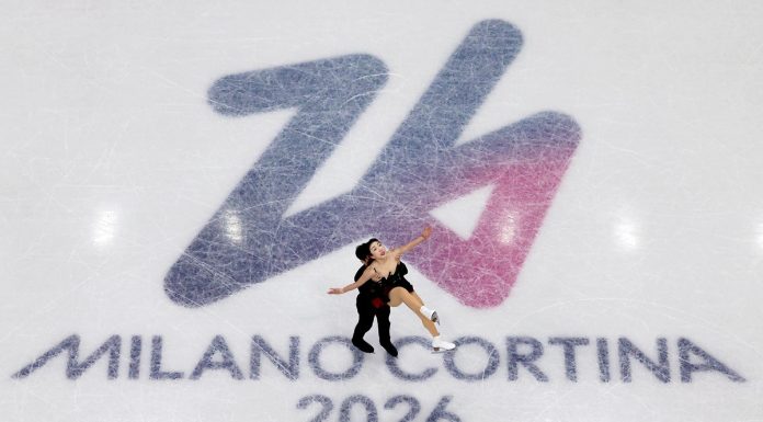 Milano-Cortina 2026: i cinesi Sui e Han in gara nel programma corto a coppie di pattinaggio artistico (2)