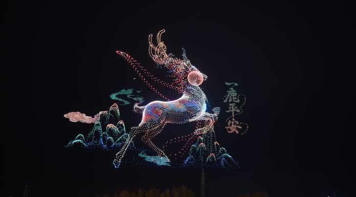 Cina: Dunhuang ospita uno spettacolo di droni (1)