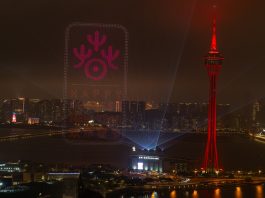 Cina: a Macao uno spettacolo di droni e fuochi d’artificio (1)