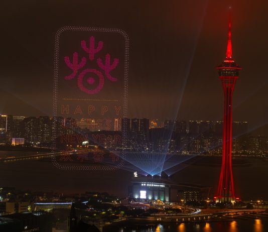 Cina: a Macao uno spettacolo di droni e fuochi d’artificio (1)
