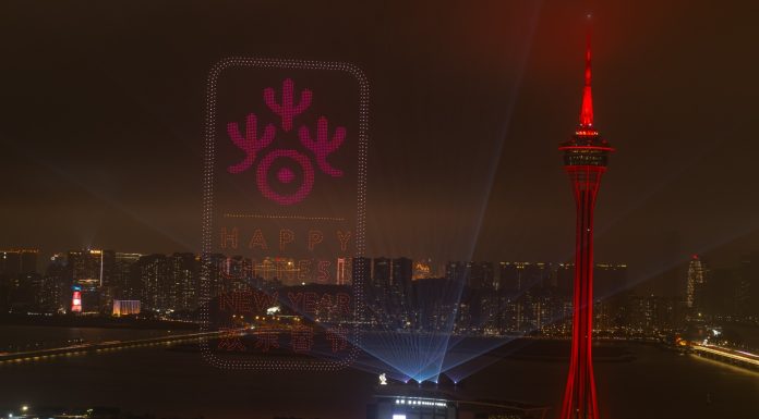 Cina: a Macao uno spettacolo di droni e fuochi d’artificio (1)