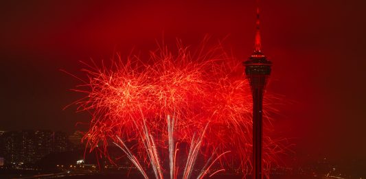 Cina: a Macao uno spettacolo di droni e fuochi d’artificio (2)