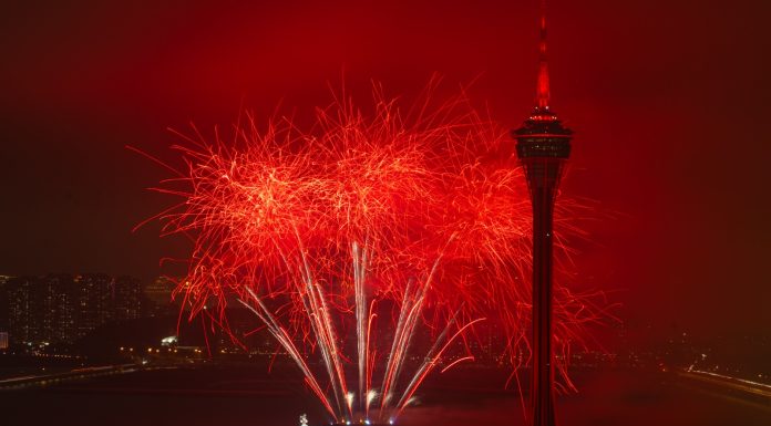 Cina: a Macao uno spettacolo di droni e fuochi d’artificio (2)